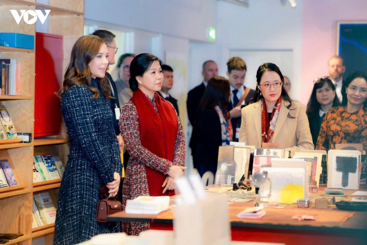 Ngo Phuong Ly, spouse of Party General Secretary and President To Lam, alongside Queen Mary of Denmark visit BIBLIOTEKET Rentemestervej, a library and community cultural center in Copenhagen, on October 19, as part of the leader's state visit to Denmark.