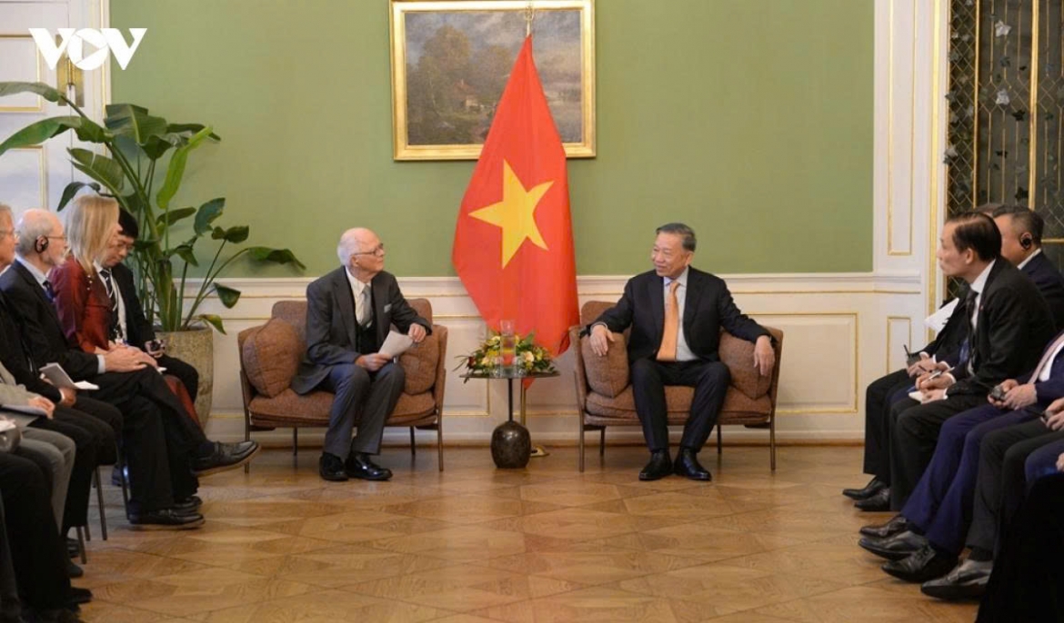 Party General Secretary and President To Lam and a high-ranking Vietnamese delegation receive Nils Bulb, President of the Denmark - Vietnam Friendship Association, along with several members of the association, in Copenhagen.