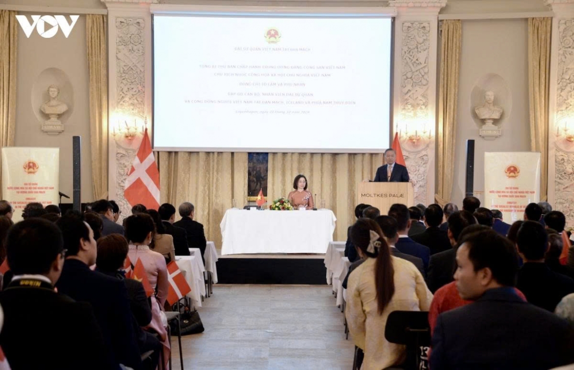Party General Secretary and President To Lam, his spouse, and a high-ranking Vietnamese delegation meet with staff of the Embassy of Vietnam and representatives of the Vietnamese communities in Denmark, Iceland, and southern Sweden on the afternoon of October 20.