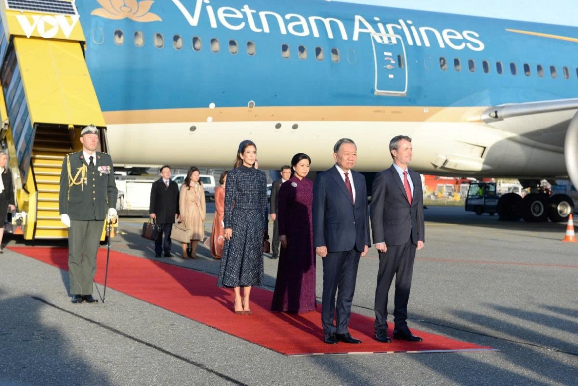 King Frederik X and the Queen of Denmark welcome Party General Secretary and President To Lam and his spouse at the aircraft stairs on the morning of October 19 (local time).