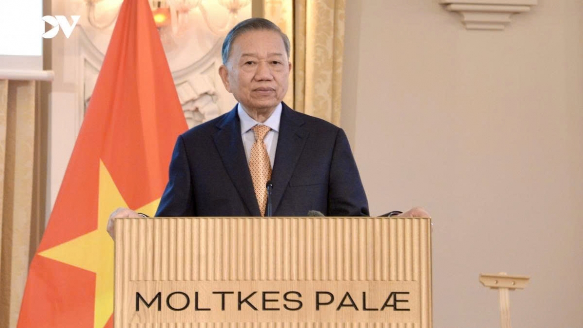 Meeting with Vietnamese communities in Denmark, Iceland, and southern Sweden, the top Vietnamese leader stresses that overseas Vietnamese represent a key strategic resource, expressing hope that young generations and intellectuals will continue serving as a knowledge bridge, promoting culture, and national development.
