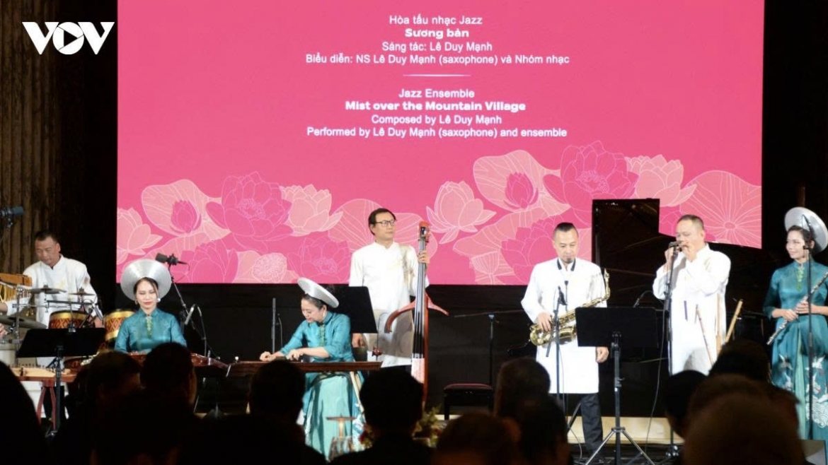 Party General Secretary and President To Lam and his spouse attend a friendship concert celebrating the 55th anniversary of Vietnam - Denmark diplomatic relations (1971-2026) and host a reception in Copenhagen on the evening of October 20 (local time).