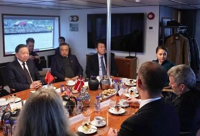 Party General Secretary and President To Lam and King Frederik X of Denmark tour the Lynetteholmen artificial peninsula construction project and a major new urban area in Copenhagen on the morning of October 21 (local time). They are joined by a high-ranking Vietnamese delegation alongside leaders of Danish ministries, businesses, and representatives from the City of Copenhagen. (Photo: VNA)