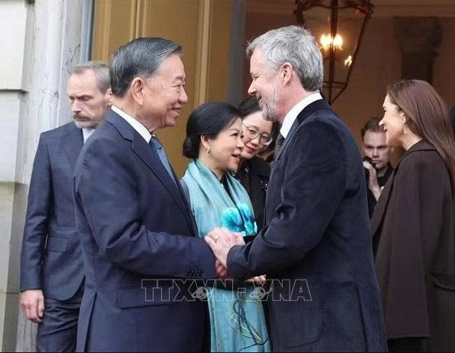 King Frederik X of Denmark and Queen Mary host a farewell ceremony at Amalienborg Palace in Copenhagen on the afternoon of October 21 (local time) for Party General Secretary and President To Lam and his spouse Ngo Phuong Ly, marking the successful conclusion of their state visit to Denmark. (Photo: VNA)
