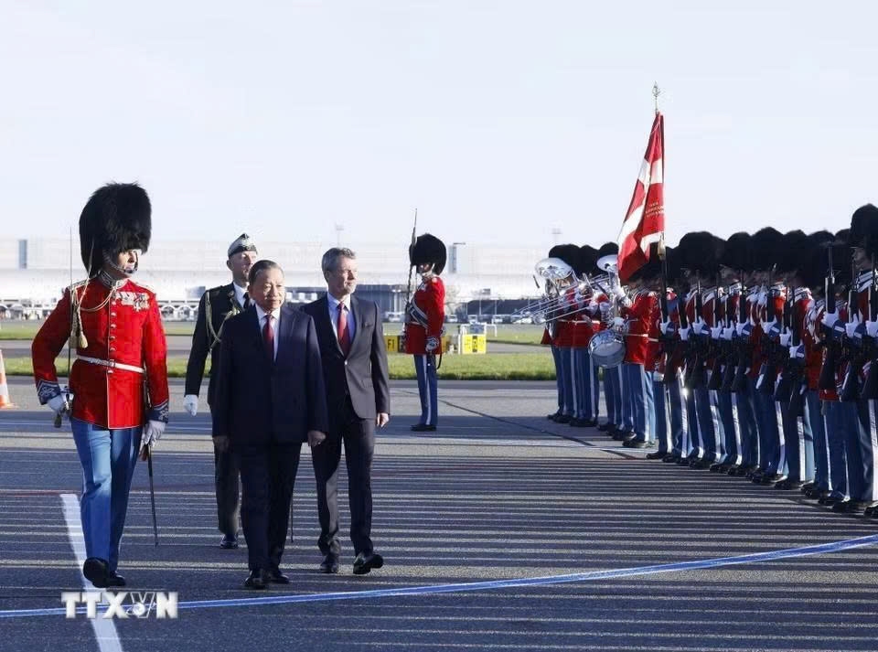 Party General Secretary and President To Lam inspects the guard of honor.