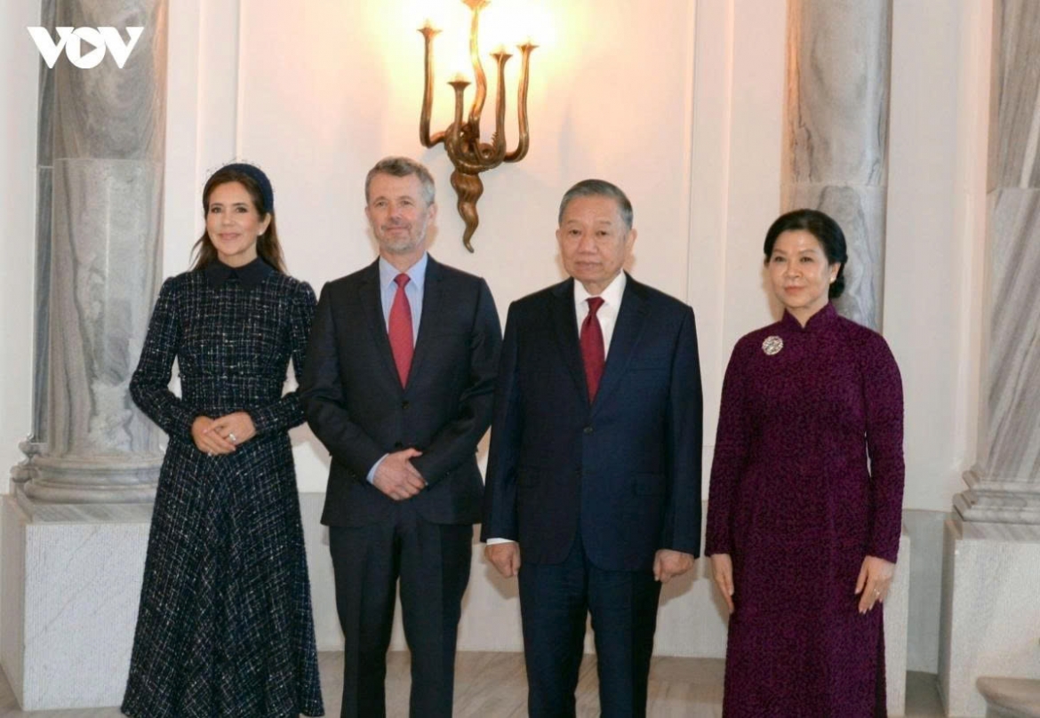 Party General Secretary and President To Lam and his spouse Ngo Phuong Ly meet with King Frederik X and Queen Mary of Denmark at Amalienborg Palace in Copenhagen on the morning of October 19 (local time).