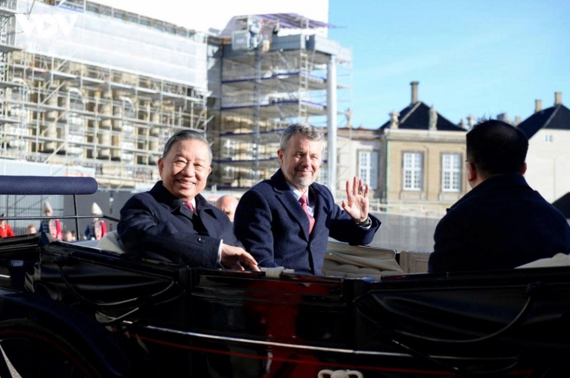 Party General Secretary and President To Lam and King Frederik X of Denmark inspect the Royal Life Guards during their meeting.