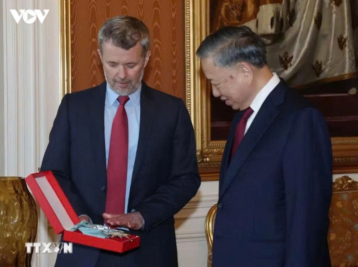 King Frederik X confers the Order of the Elephant, the highest distinction of the Kingdom of Denmark  upon Party General Secretary and President To Lam on October 19 (local time). Dating back to the 15th century, revived in 1580, and formally statutory since 1693, the order featuring the royal elephant emblem is a prestigious honor selectively presented primarily to royal family members and foreign heads of state. (Photo: VNA)