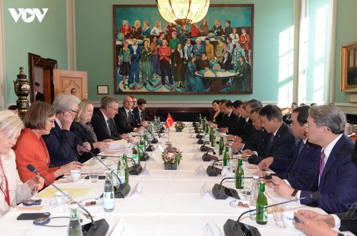 Continuing his state visit to the Kingdom of Denmark,  the top leader To Lam meets with Speaker of the Danish Parliament Henrik Frandsen at Christiansborg Palace in Copenhagen on the afternoon of October 19 (local time).