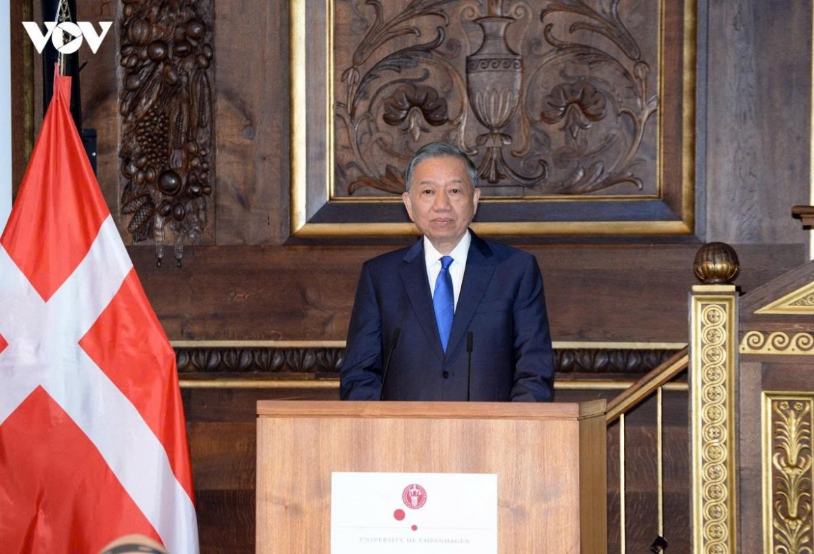 On the same day, Party General Secretary and President To Lam delivers a policy speech at the University of Copenhagen, emphasizing that his meeting with professors, students, and Danish friends holds special significance, aiming to transform the special friendship into a new cooperation model for a new era.