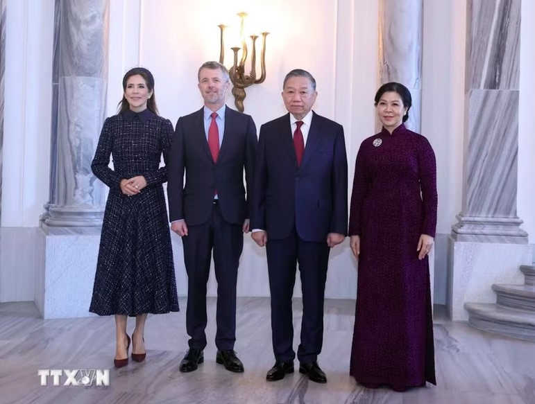 Party and State leader To Lam and his spouse Ngo Phuong Ly meet with King Frederik X and Queen Mary of Denmark. (Photo: VNA)
