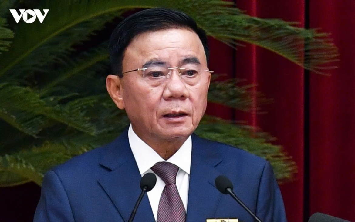 Politburo member and Standing Member of the Party Central Committee Secretariat Tran Cam Tu presents the working agenda for the fourth plenum.