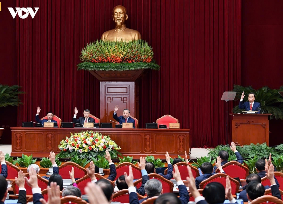 Delegates vote to approve the working agenda of the fourth plenum.