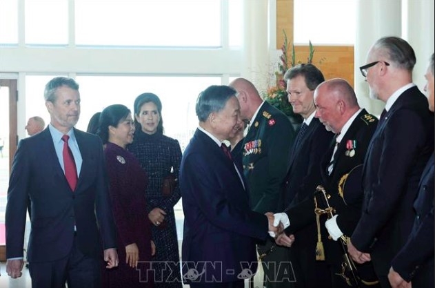 King Frederik X of Denmark introduces the Danish delegation to General Secretary of the Communist Party of Vietnam (CPV) Central Committee and President To Lam and his spouse Ngo Phuong Ly. (Photo: VNA)