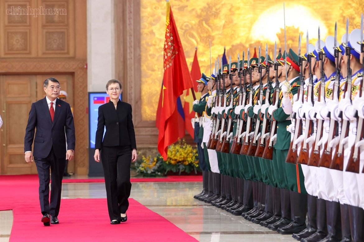 Vietnamese Prime Minister Le Minh Hung and Liechtenstein Prime Minister Brigitte Haas review the guard of honour of the Vietnam People's Army during the welcoming ceremony in Hanoi on October 18, 2026. (Photo: VGP)