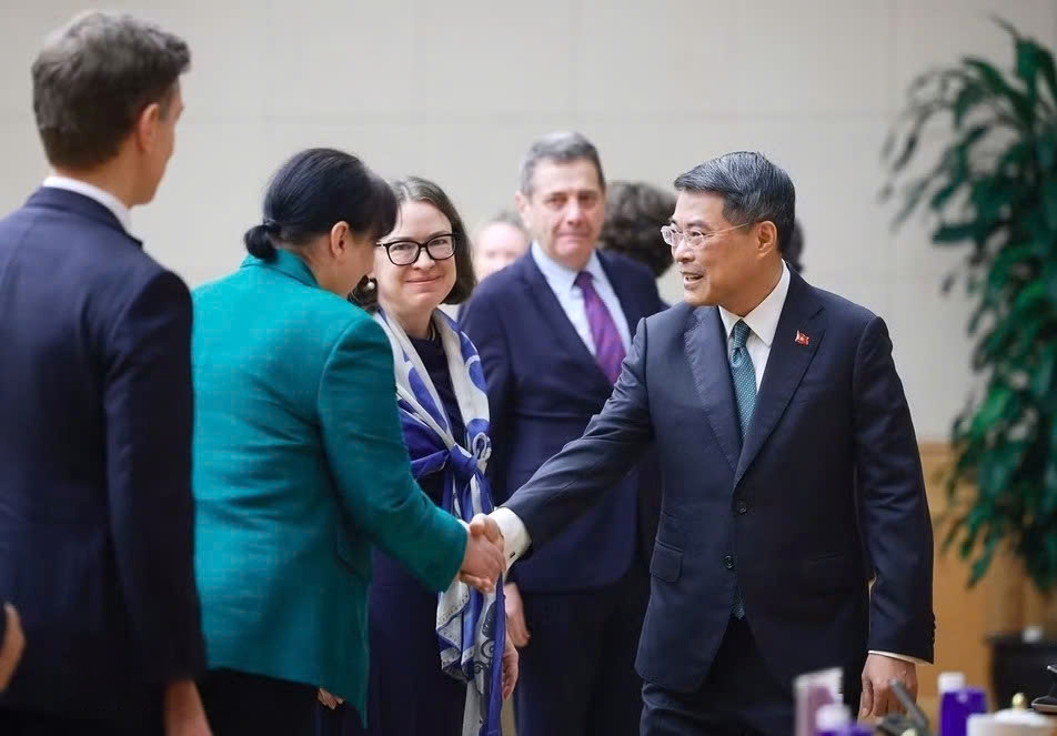 Prime Minister Le Minh Hung meets with EU Ambassador and Head of the EU Delegation to Vietnam Julien Guerrier and ambassadors and chargés d’affaires of EU member states in Hanoi on October 12, 2026. (Photo: VNA)