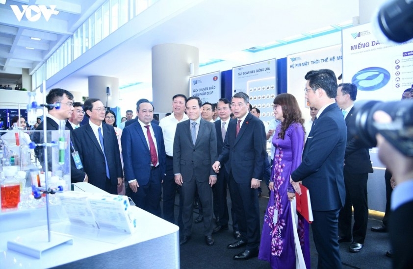 Prime Minister Le Minh Hung visits Vietnam National University Ho Chi Minh City (VNU-HCM) .
