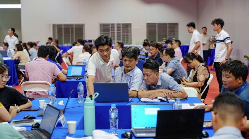Proposed eligible groups include experts, scientists, chief engineers, chief architects, talented young engineers, and outstanding public employees.