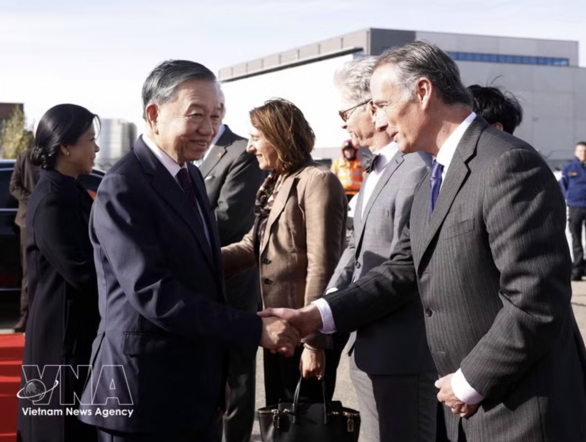 Belgian officials bid farewell to President To Lam and his spouse Ngo Phuong Ly at Melsbroek Military Airport, Brussels. (Photo: VNA)