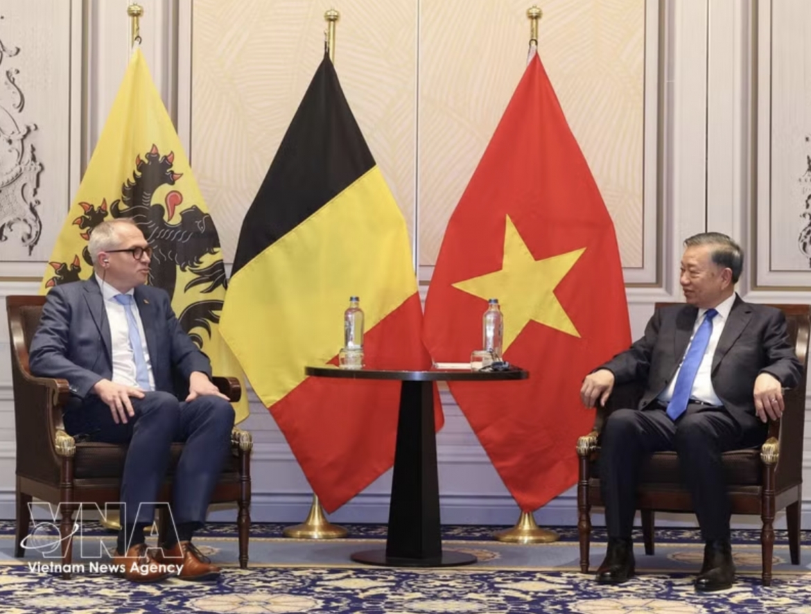 General Secretary of the Communist Party of Vietnam Central Committee and President To Lam (R) receives Minister-President of Flanders Matthias Diependaele on October 23. (Photo: VNA)