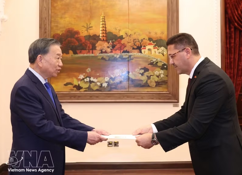 General Secretary of the Communist Party of Vietnam Central Committee and President To Lam (L) receives Palestinian Ambassador Shadi Abu Zarqa in Hanoi on October 3. (Photo; VNA)