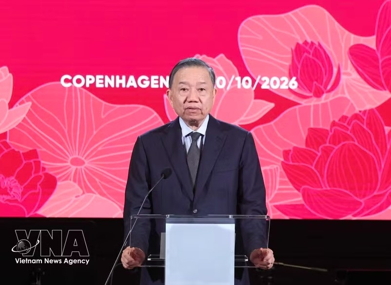 General Secretary of the Communist Party of Vietnam Central Committee and President To Lam speaks at the friendship concert celebrating the 55th anniversary of diplomatic relations between Vietnam and Denmark in Copenhagen on October 20 evening. Photo: VNA