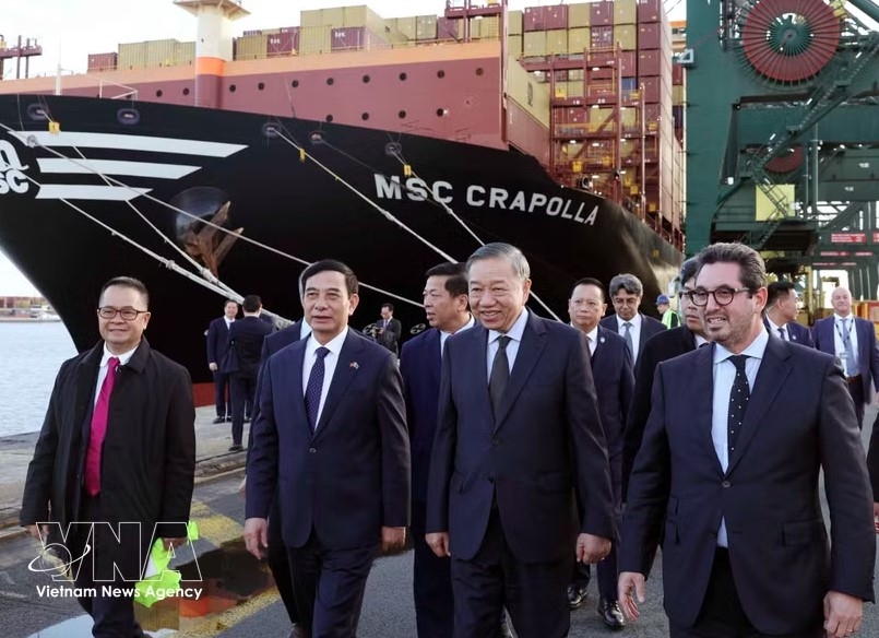 General Secretary of the Communist Party of Vietnam Central Committee and President To Lam (second, right) and a high-ranking Vietnamese delegation visit the Port of Antwerp-Bruges on the afternoon of October 22 (local time). (Photo: VNA)