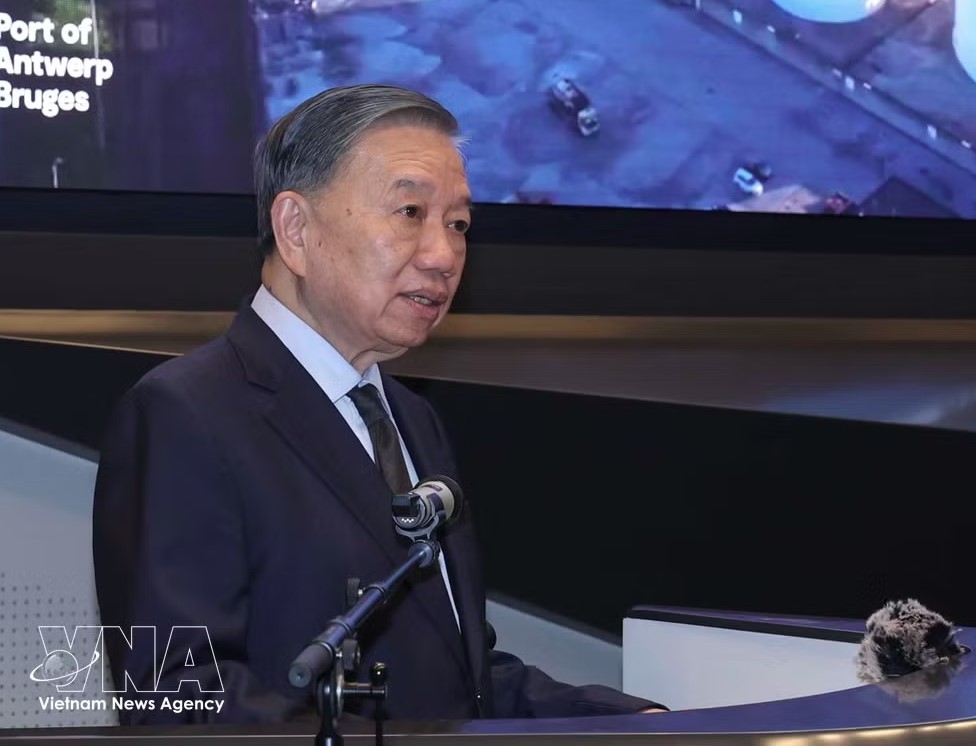 General Secretary of the Communist Party of Vietnam Central Committee and President To Lam speaks at the port. (Photo: VNA)