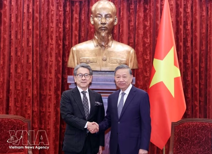 General Secretary of the Communist Party of Vietnam Central Committee and President To Lam (R) welcomes Maeda Tadashi, Managing Director, Chairman of the Board of Directors of JBIC in Hanoi on October 1. (Photo: VNA)