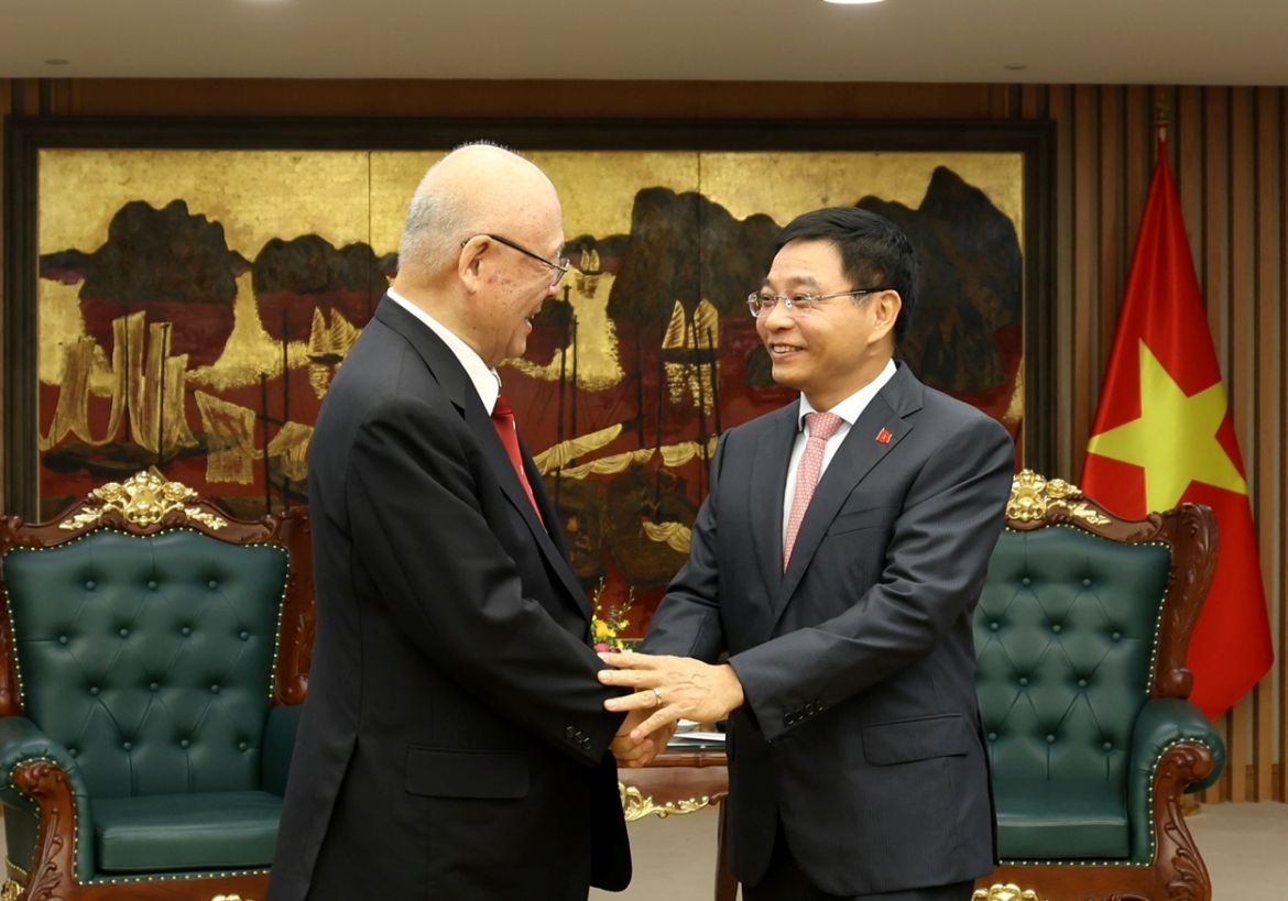 Vietnamese Deputy Prime Minister Nguyen Van Thang (R) and Special Advisor to the Japan-Vietnam Parliamentary Friendship Alliance Takebe Tsutomu during their meeting at the Government headquarters in Hanoi on October 12