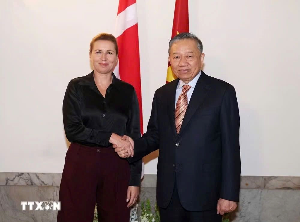 General Secretary of the Communist Party of Vietnam Central Committee and State President To Lam (R) and Danish Prime Minister Mette Frederiksen shake hands ahead of their talks in Copenhagen on October 20, 2026. (Photo: Thong Nhat/VNA)