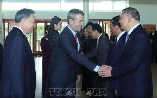 Top leader To Lam introduces the high-ranking Vietnamese delegation to King Frederik X of Denmark and the Queen.