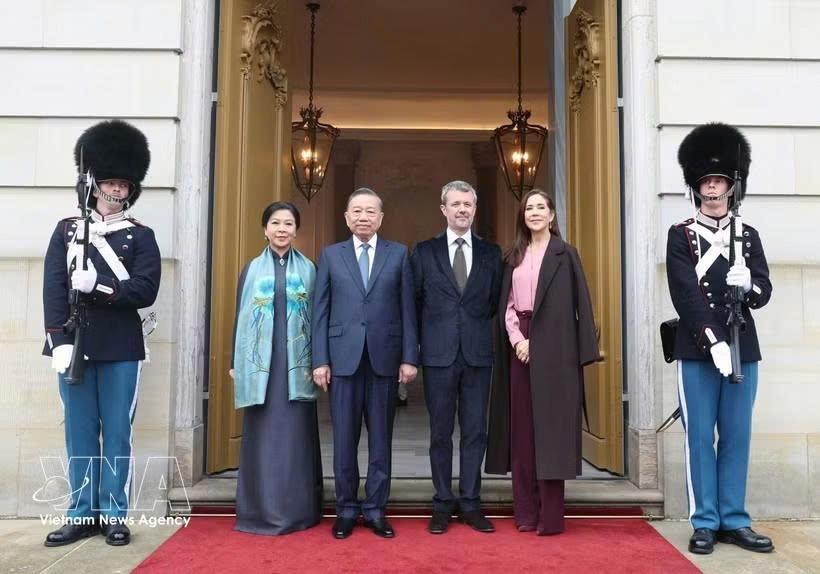 Denmark's King Frederik X and Queen Mary host a farewell ceremony for Party General Secretary and President Lam and his spouse at Amalienborg Palace. (Photo: VNA)