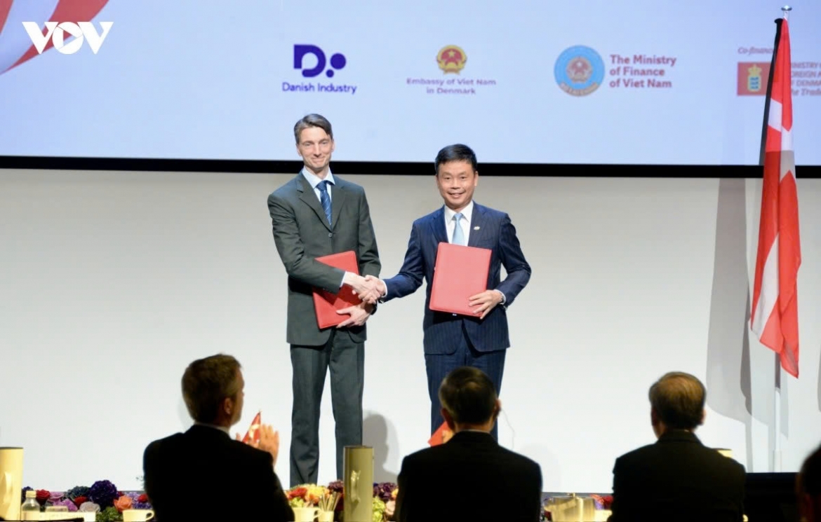 Representatives of FPT Group and the Niels Bohr Institute at the University of Copenhagen exchange documents on quantum information science and technology cooperation 