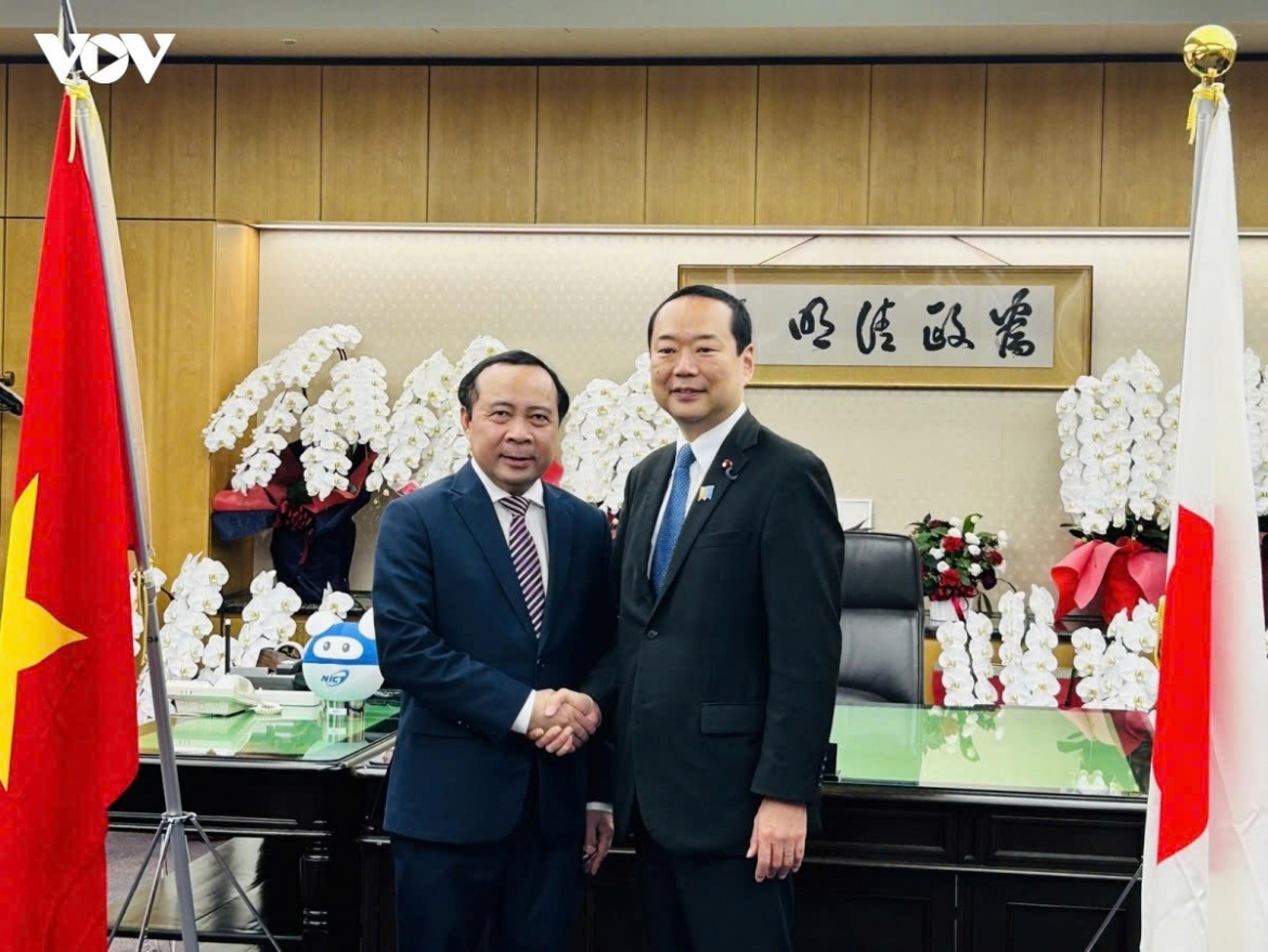 Vietnamese Minister of Science and Technology Vu Hai Quan (L) meets with Japanese Minister for Internal Affairs and Communications Fujii Hisayuki in Tokyo on October 2