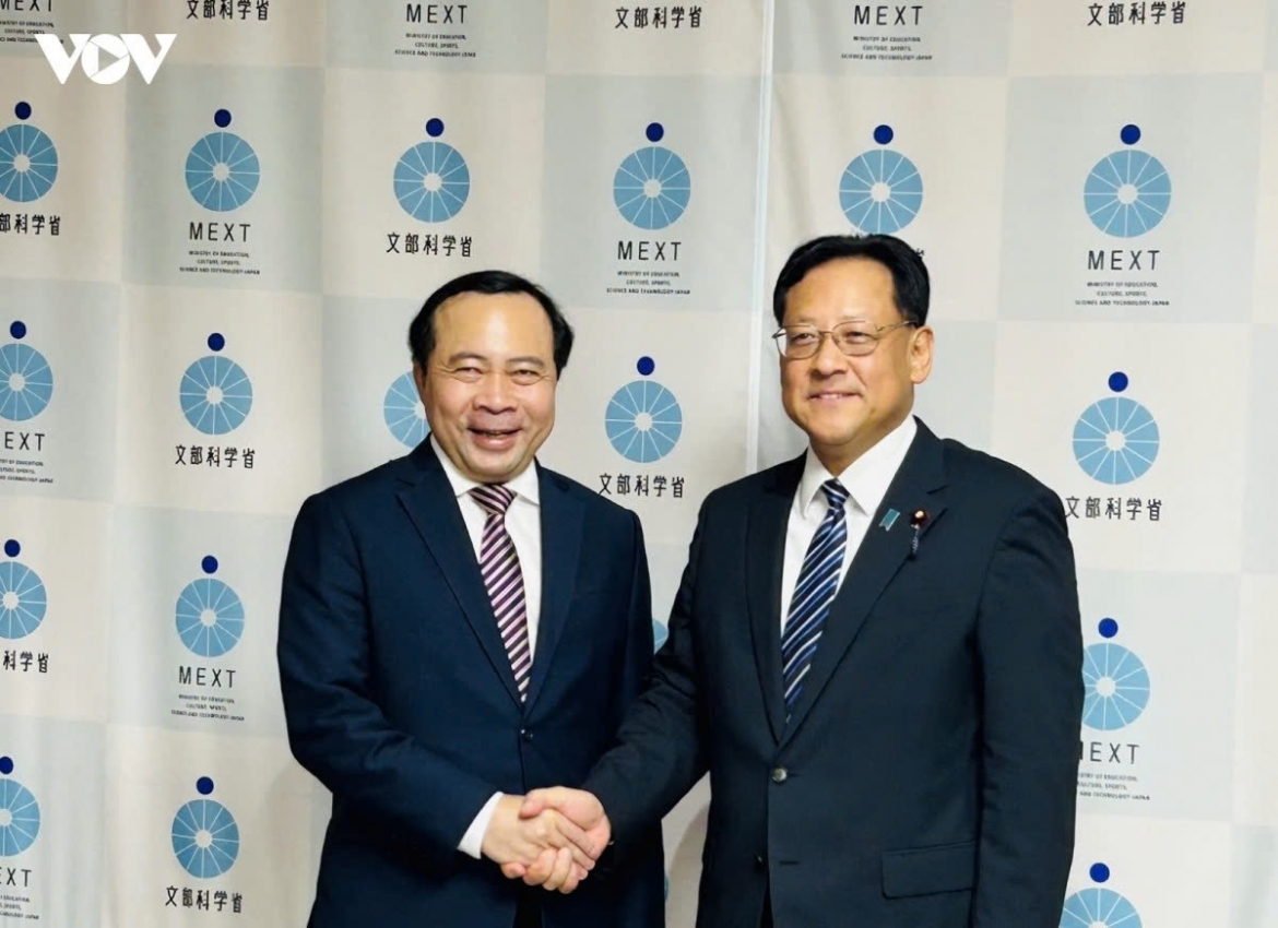 Japanese Minister of Education, Culture, Sports, Science and Technology Seki Yoshihiro (R) and Vietnamese Minister of Science and Technology Vu Hai Quan in in Tokyo on October 2 as part of the latter’s working visit to Japan