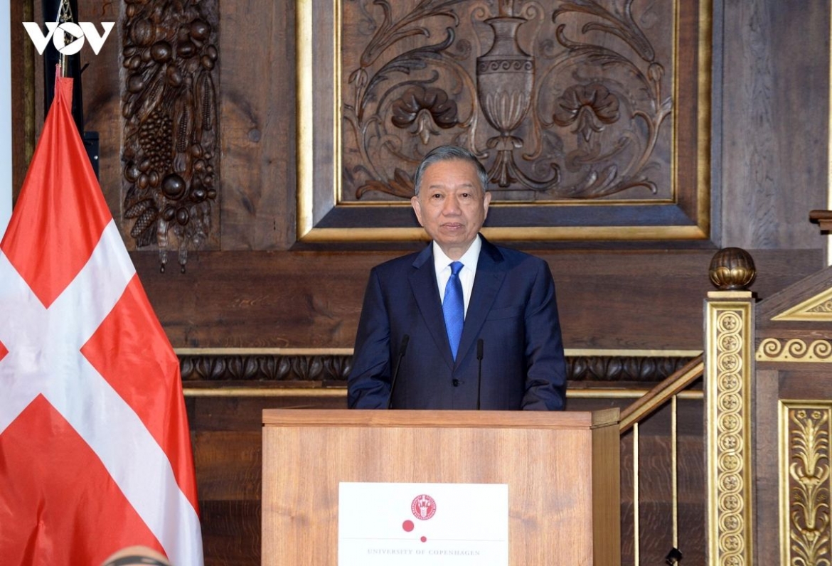 General Secretary of the Communist Party of Vietnam Central Committee and State President To Lam delivers a policy speech at the University of Copenhagen on October 19 during his state visit to Denmark