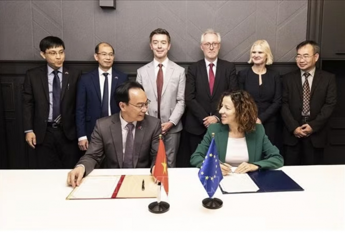 Vietnamese Minister of Education and Training Hoang Minh Son and Executive Vice President of the European Commission Roxana Minzatu sign a Letter of Intent on education and training cooperation. (Photo: VNA)