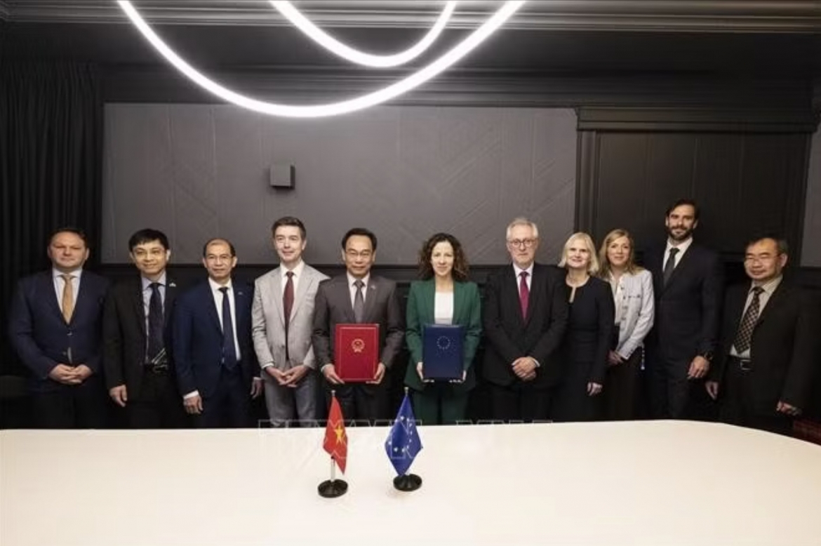 Vietnamese Minister of Education and Training Hoang Minh Son and Executive Vice President of the European Commission Roxana Minzatu join delegates from both sides for a group photo at the signing ceremony of the Letter of Intent. (Photo: VNA)