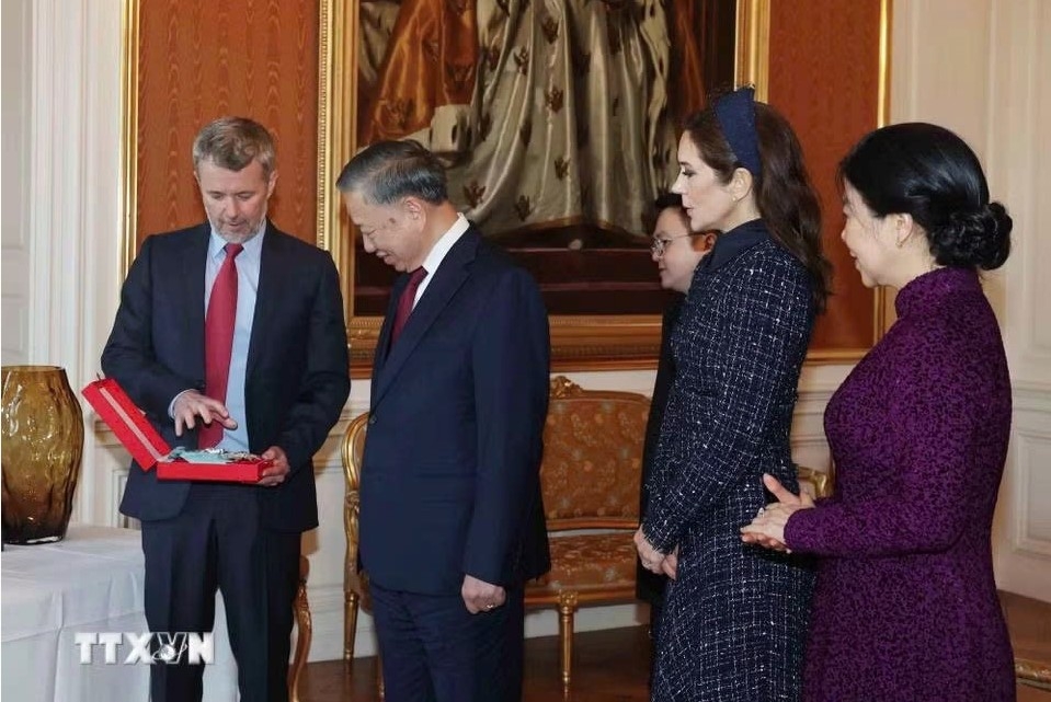 King Frederik X of Denmark presents the Order of the Elephant, the kingdom's highest distinction, to Party General Secretary and President To Lam. (Photo: VNA)