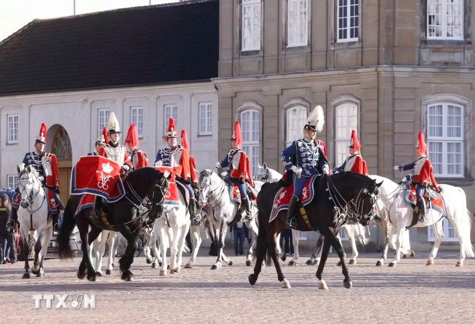 The Danish Royal Mounted Guard deploys an escort formation to welcome Party and State leader To Lam and his spouse Ngo Phuong Ly. (Photo: VNA)
