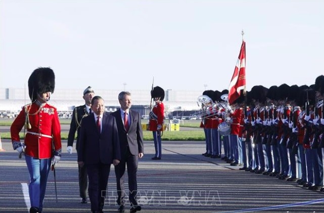  General Secretary of the Communist Party of Vietnam (CPV) Central Committee and President To Lam King Frederik X of Denmark inspects the guard of honor (Photo: VNA)